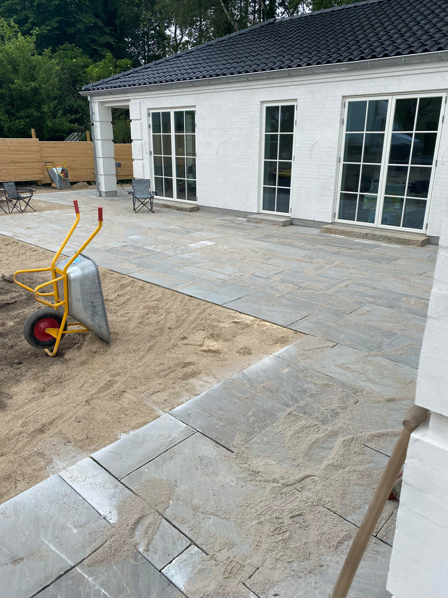 Moderne Betonbelægning ved nyt byggeri i Allerød af Haarkjær Byg