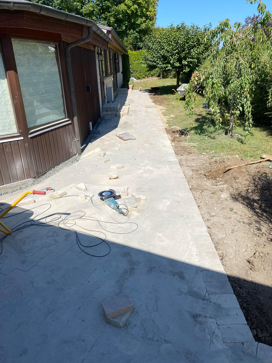 Belægning omkring hus i Gilleleje af Haarkjær Byg